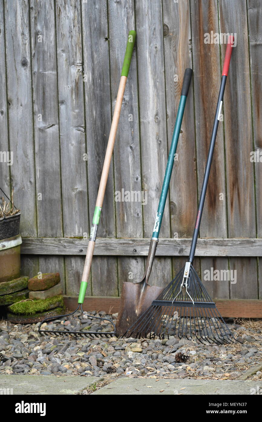Garten Werkzeuge aufgereiht gegen die Zäune warten verwendet werden Stockfoto