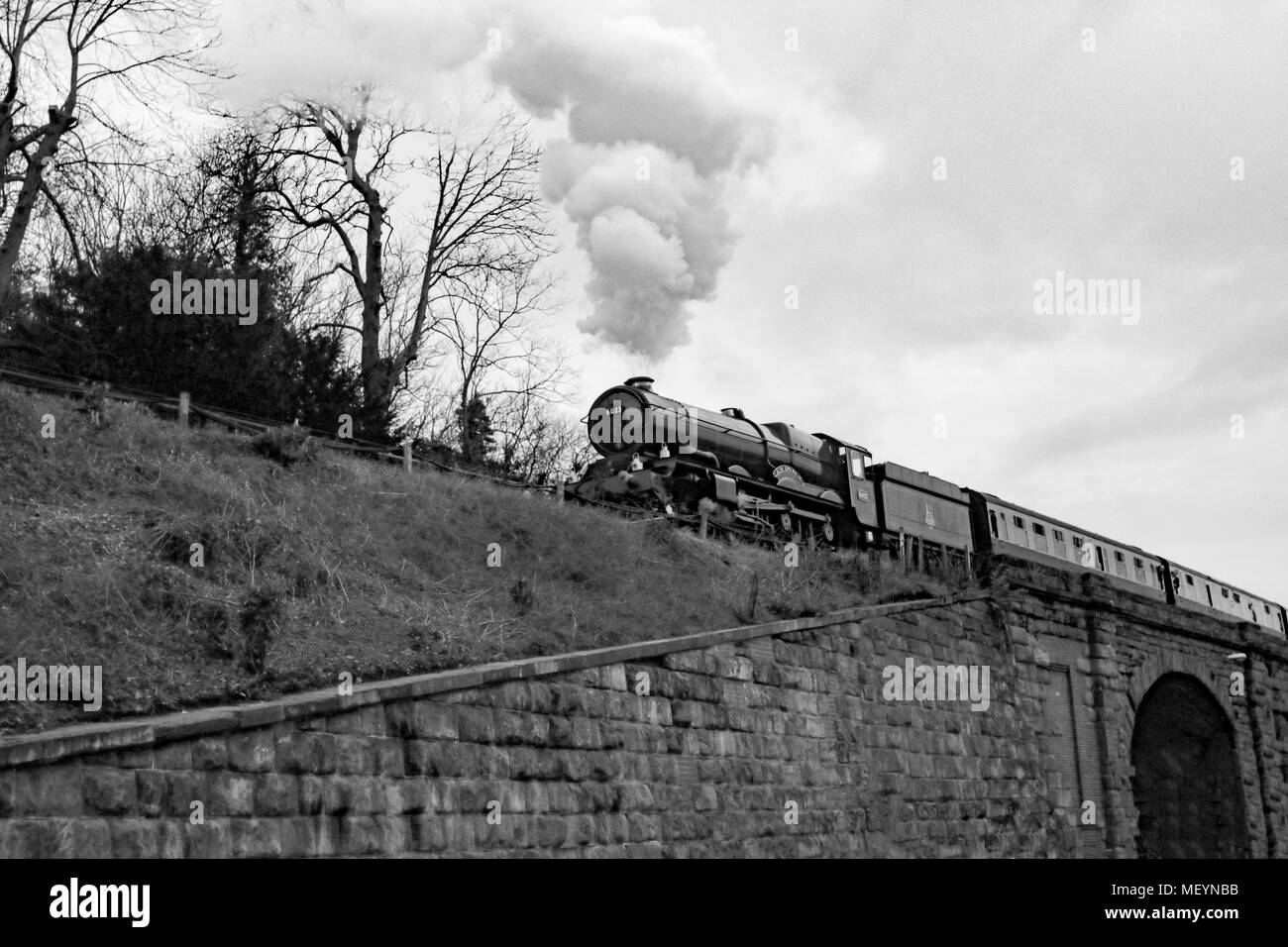 Dampf Bahnhof und 1940 Zyklus und staiion Aussehen Stockfoto