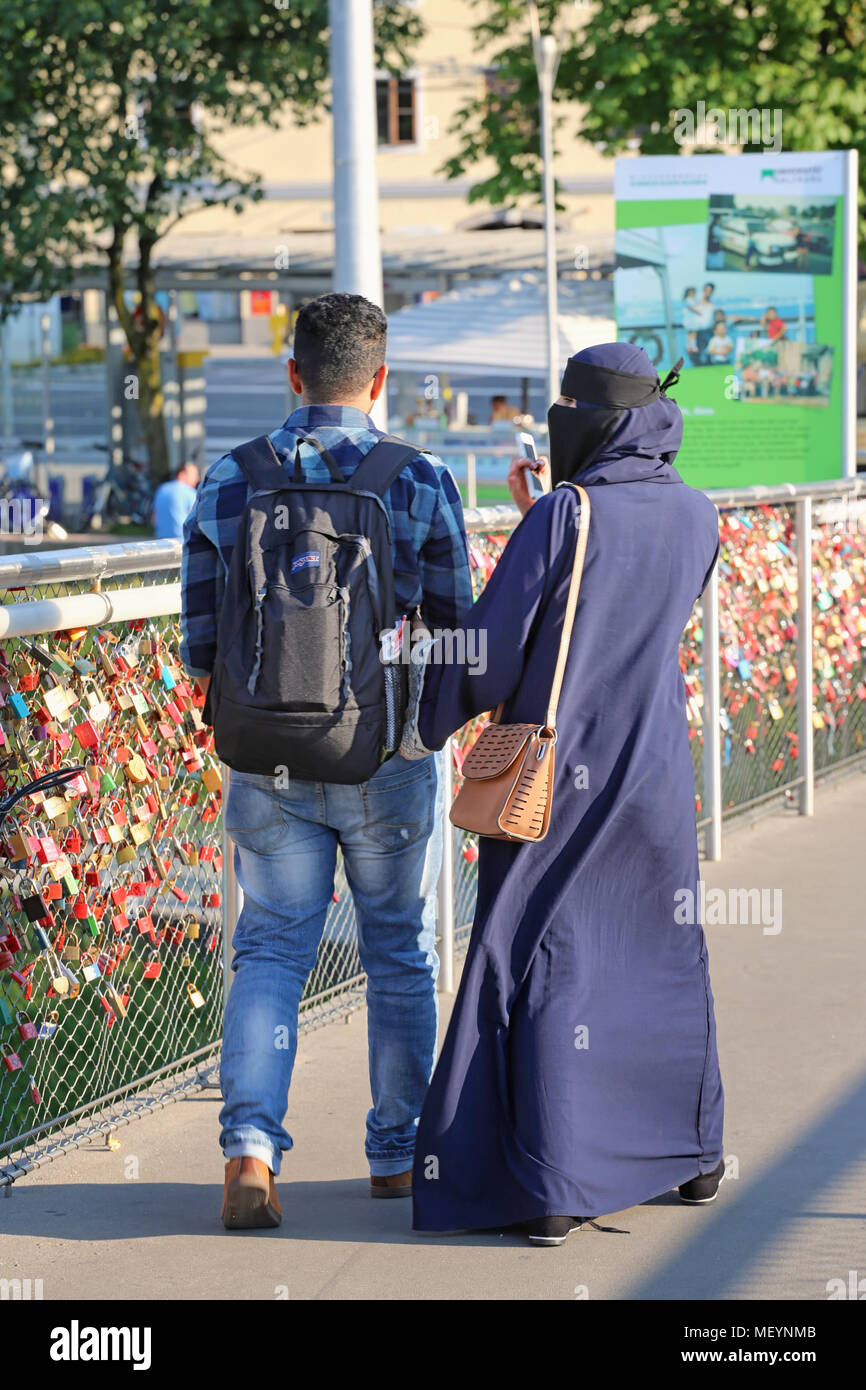 Muslimischen Touristen in Salzburg Stockfoto