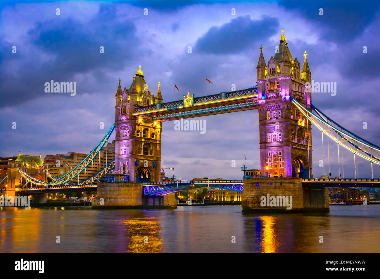 London, Vereinigtes Königreich von Großbritannien: Nachtansicht der Bridge Tower nach Sonnenuntergang Stockfoto