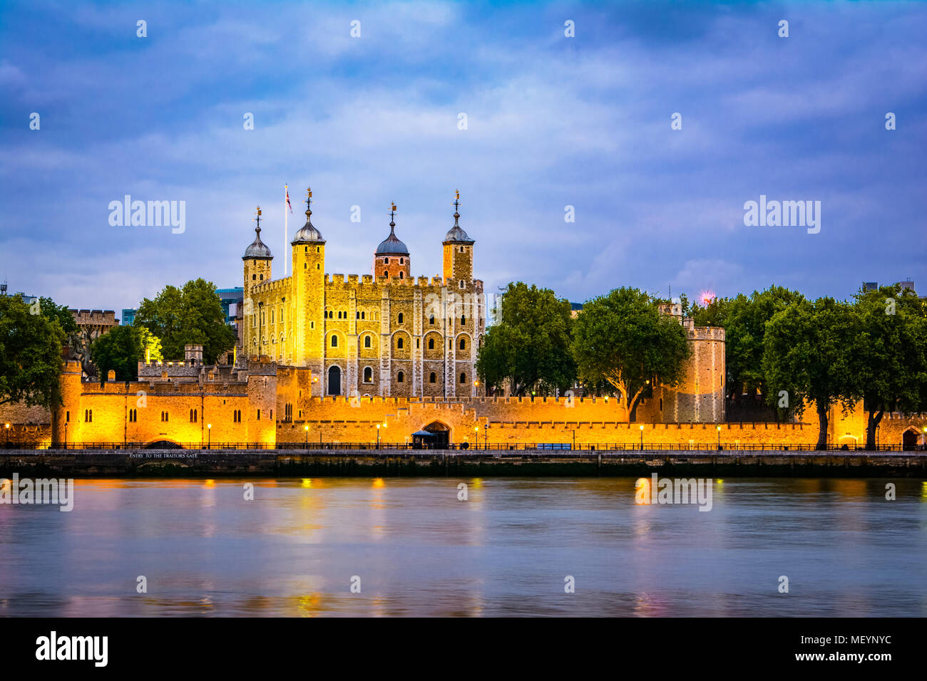 London, Vereinigtes Königreich von Großbritannien: Nachtansicht der Tower von London, Großbritannien Stockfoto