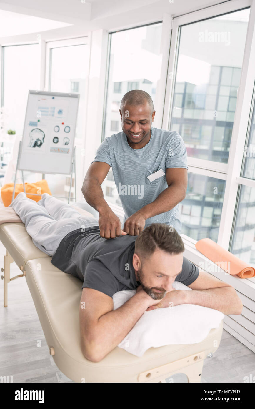 Angenehme erwachsenen Mann eine Massage Stockfoto