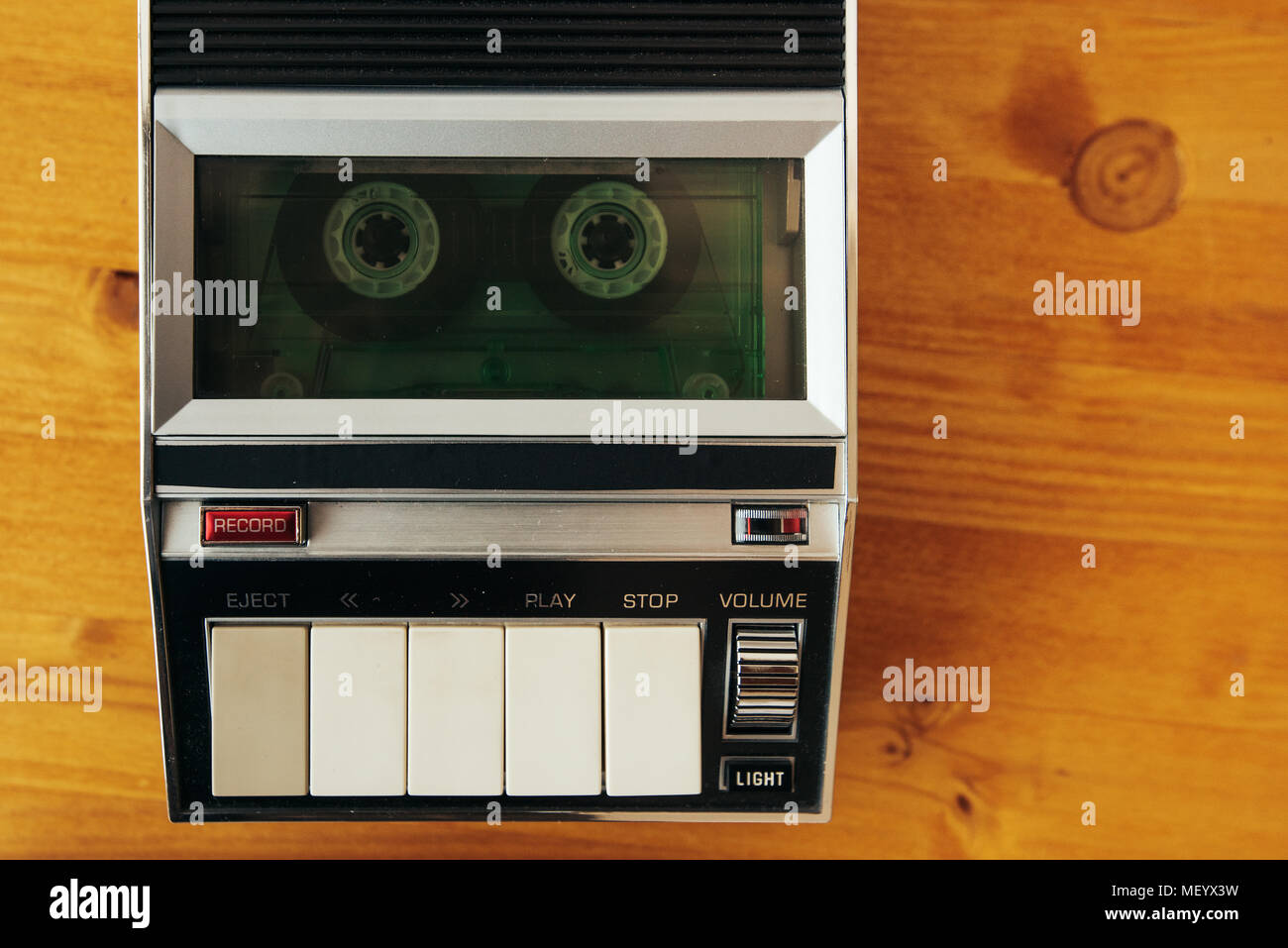 Audio Cassette rolling in Vintage player auf dem Schreibtisch, Ansicht von oben. Polizeibefragung Tonaufnahme retro Technologie Konzept für die 1970er, 80er und Stockfoto