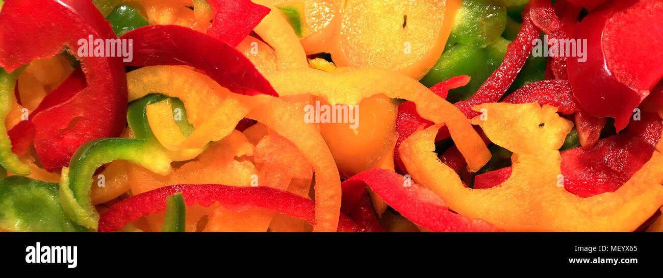 Rote, gelbe, grüne Paprika bereit, die als Zutaten in der Küche Pizza verwendet werden Stockfoto