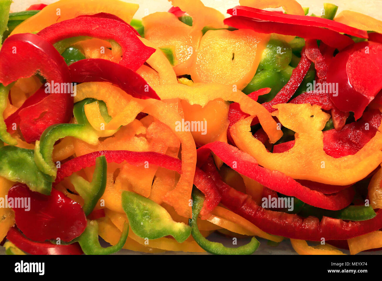 Rote, gelbe, grüne Paprika bereit, die als Zutaten in der Küche Pizza verwendet werden Stockfoto