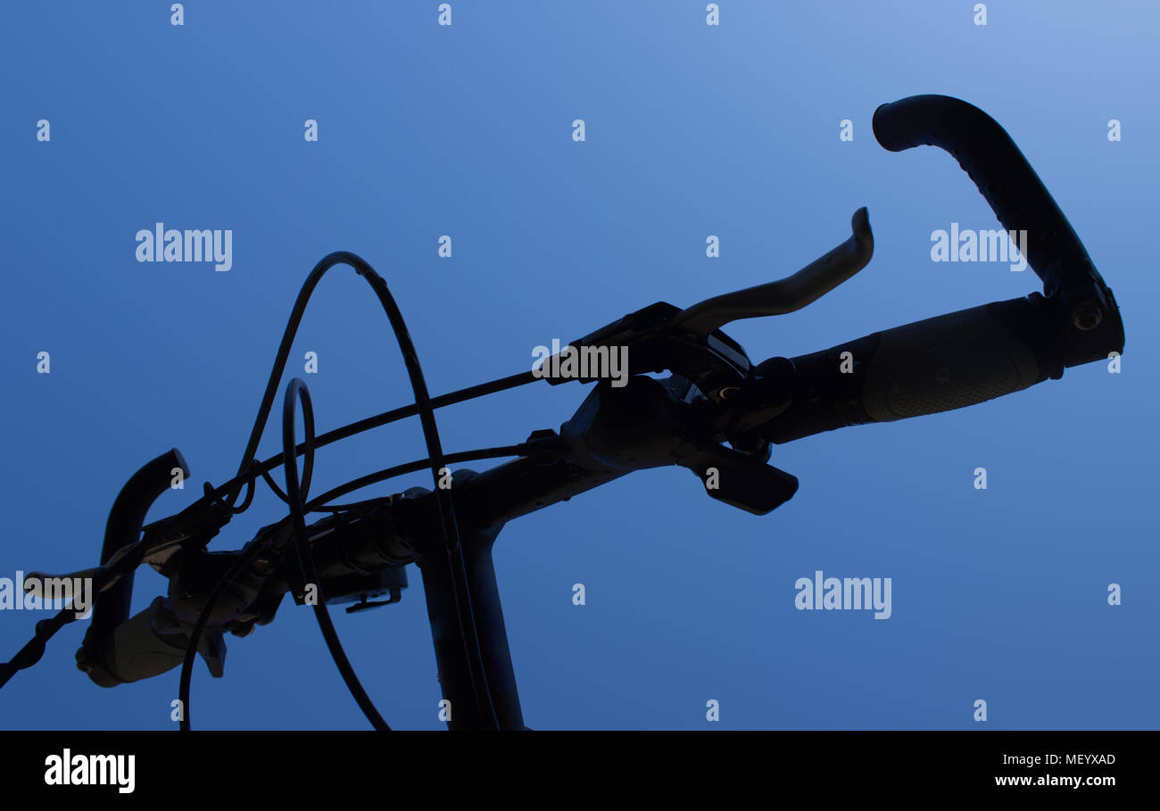 Detail der Fahrrad Bremse und Teil. Auf dem Hintergrund ist blauer Himmel. Stockfoto