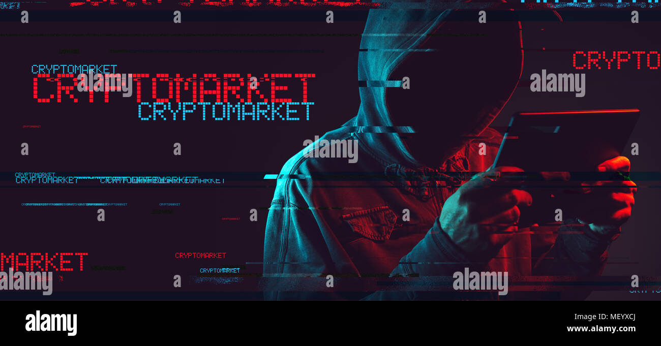 Cryptomarket scam Konzept mit gesichtslosen mit Kapuze mit männlichen Tablet Computer person, Low Key rot und blau beleuchtete Bild und digitale glitch Wirkung Stockfoto