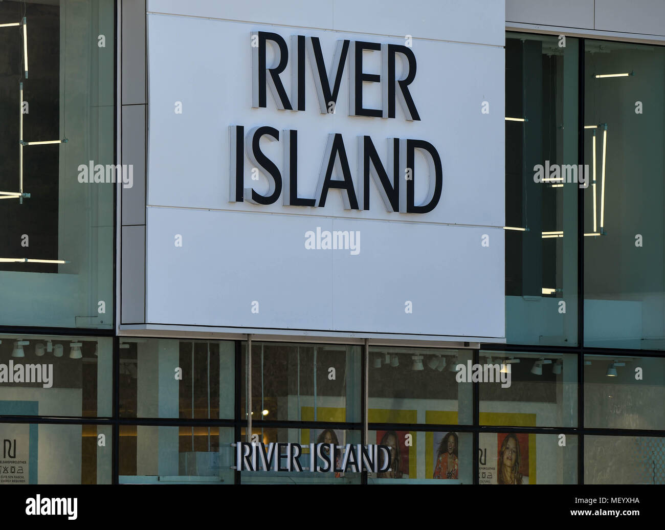 Schild über dem Eingang des Flusses Insel Store in Retail Park der Stadt Stockfoto