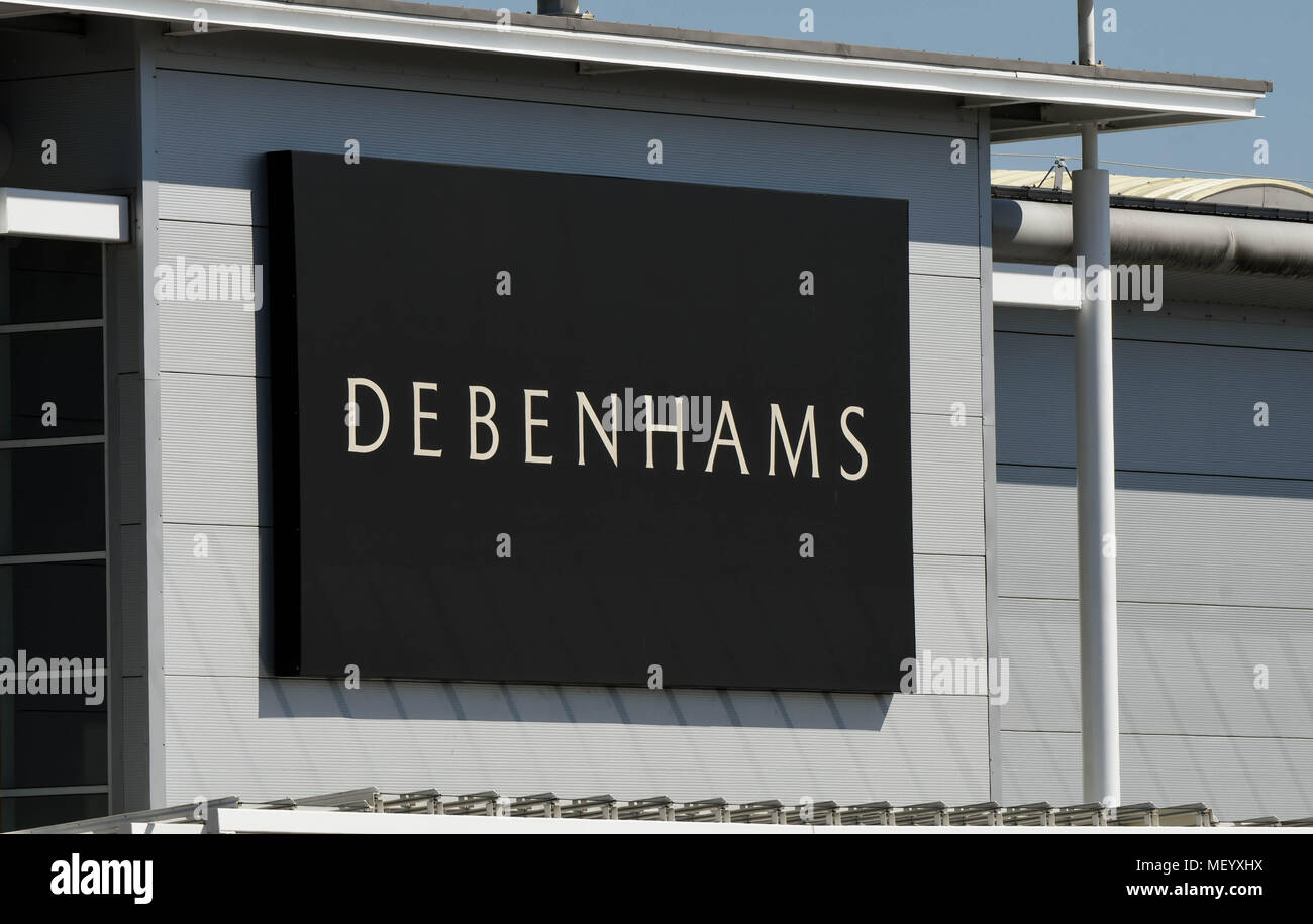 Schild über dem Eingang des Debenhams Geschäft in Retail Park der Stadt Stockfoto