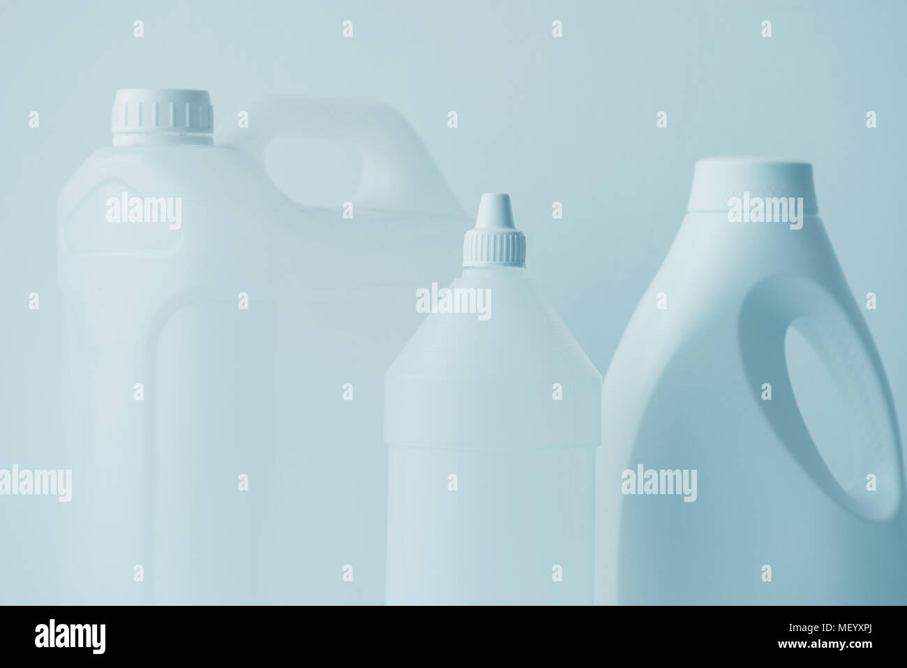 Weißer Kunststoff Kanister Flaschen und Behälter für die chemische Flüssigkeiten, leer unbeschriftete Fläche als Kopie Raum Stockfoto