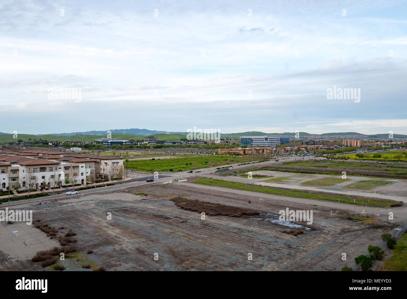 Luftbild der neuen Wohnungen und gewerblichen Bau und offenen Feldern, von denen viele für den Bau von neuen Projekten, in Dublin, Kalifornien, einer der am schnellsten wachsenden Städte in Kalifornien, April 9, 2018. () Stockfoto