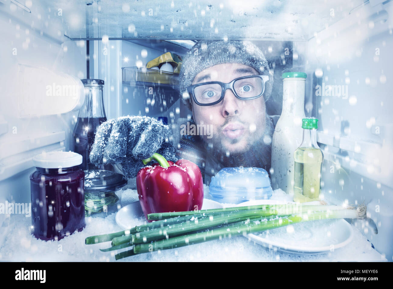 Es schneit im Kühlschrank Stockfoto