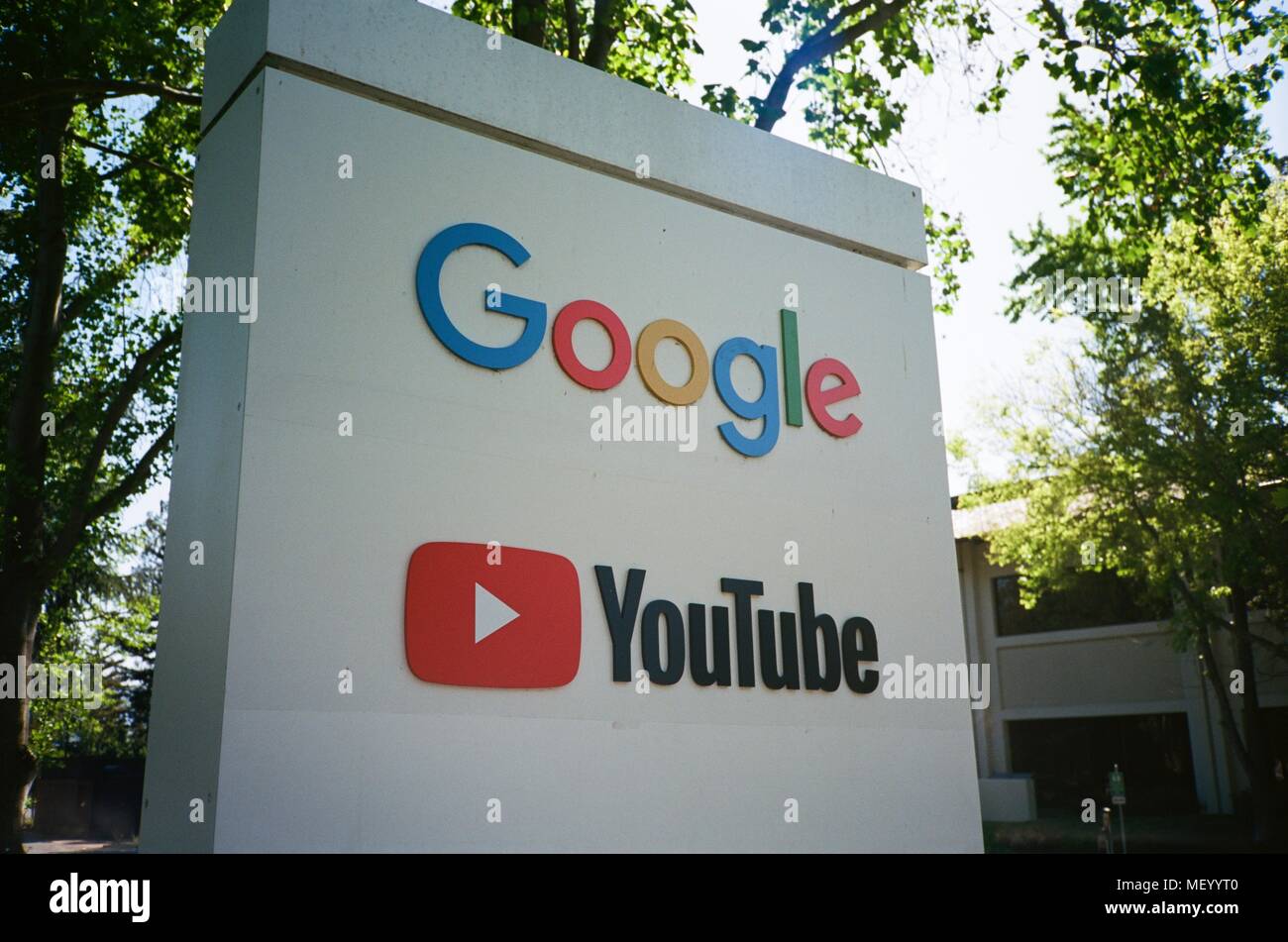 Mit logos für Google und Google besessen Video Streaming Service YouTube im Googleplex, dem Hauptquartier von Silicon Valley search engine und Technologie Unternehmen Google Inc., Mountain View, Kalifornien, 14. April 2018 anzumelden. () Stockfoto