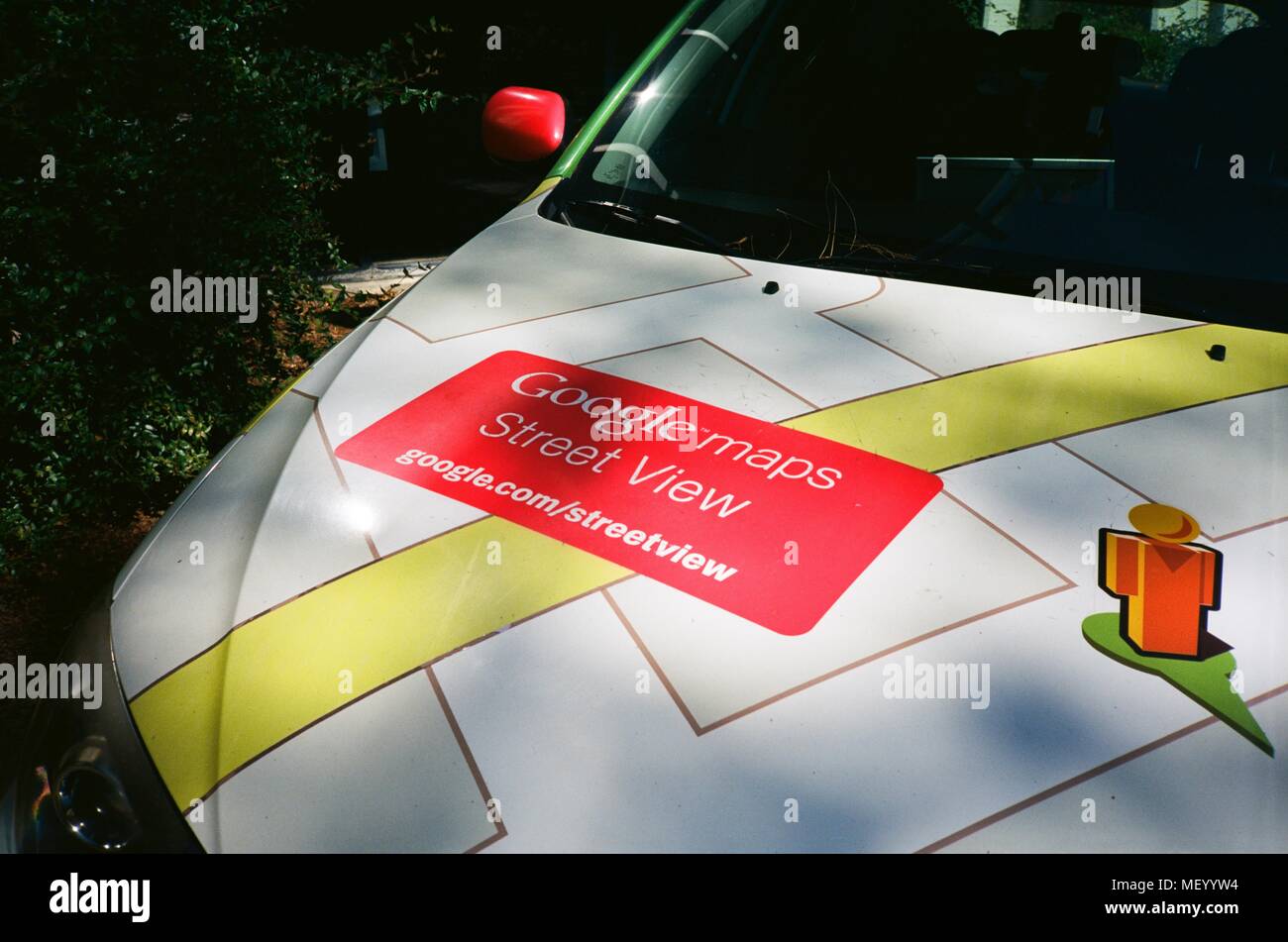 Detail ansicht Logo für Google Streetview auf der Haube von Streetview Auto im Googleplex, dem Hauptquartier von Silicon Valley search engine und Technologie Unternehmen Google Inc., Mountain View, Kalifornien, 14. April 2018. () Stockfoto
