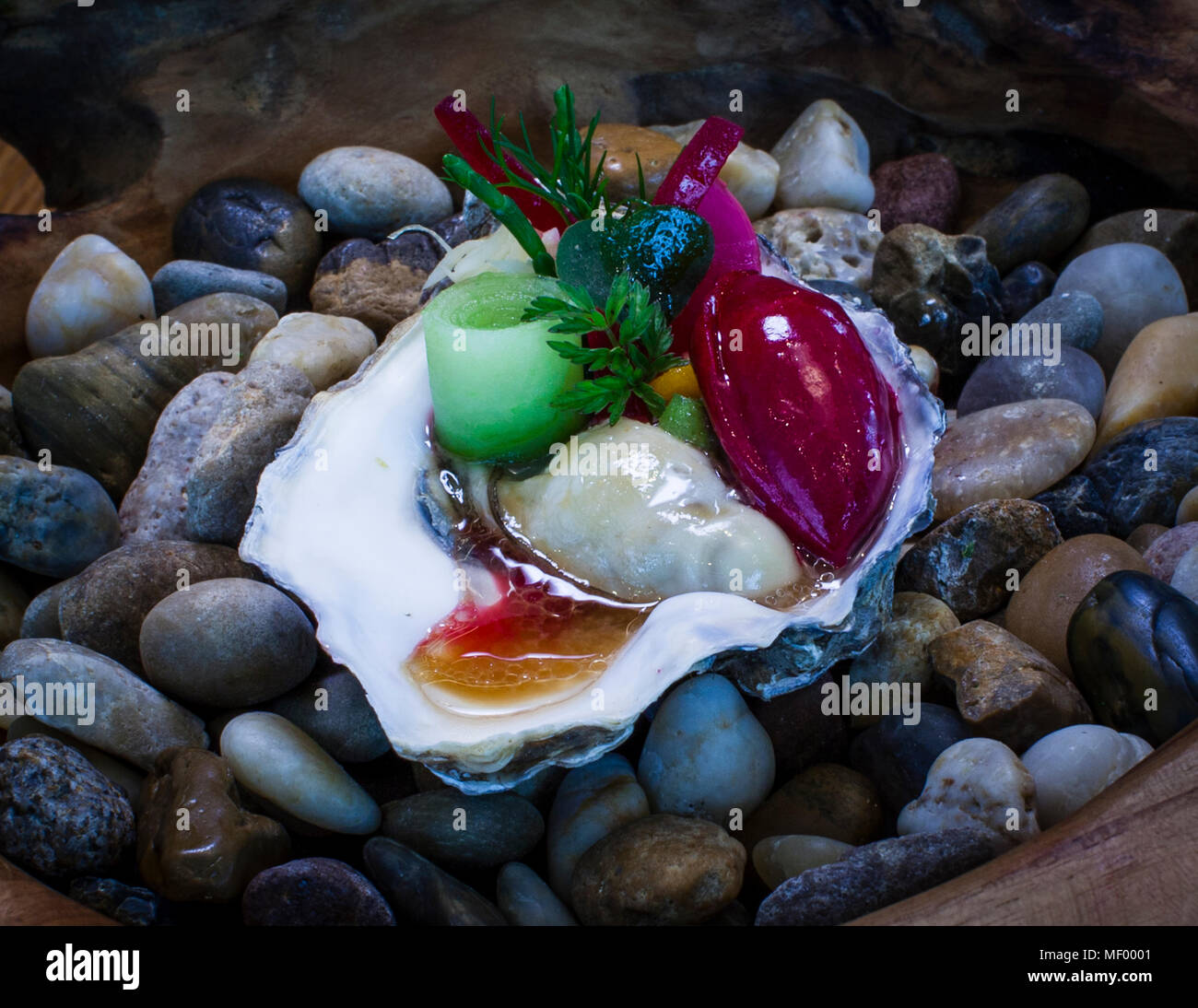 Miso-Gericht von Heiko Lamer, dem deutschen Michelin-Sternekoch. Restaurant Anima in Tuttingen, Deutschland. Die Gillardeau-Auster liegt in einer Miso-Vinaigrette und auf ihrer Seite in einer Rote-Bete-Eiscreme Stockfoto