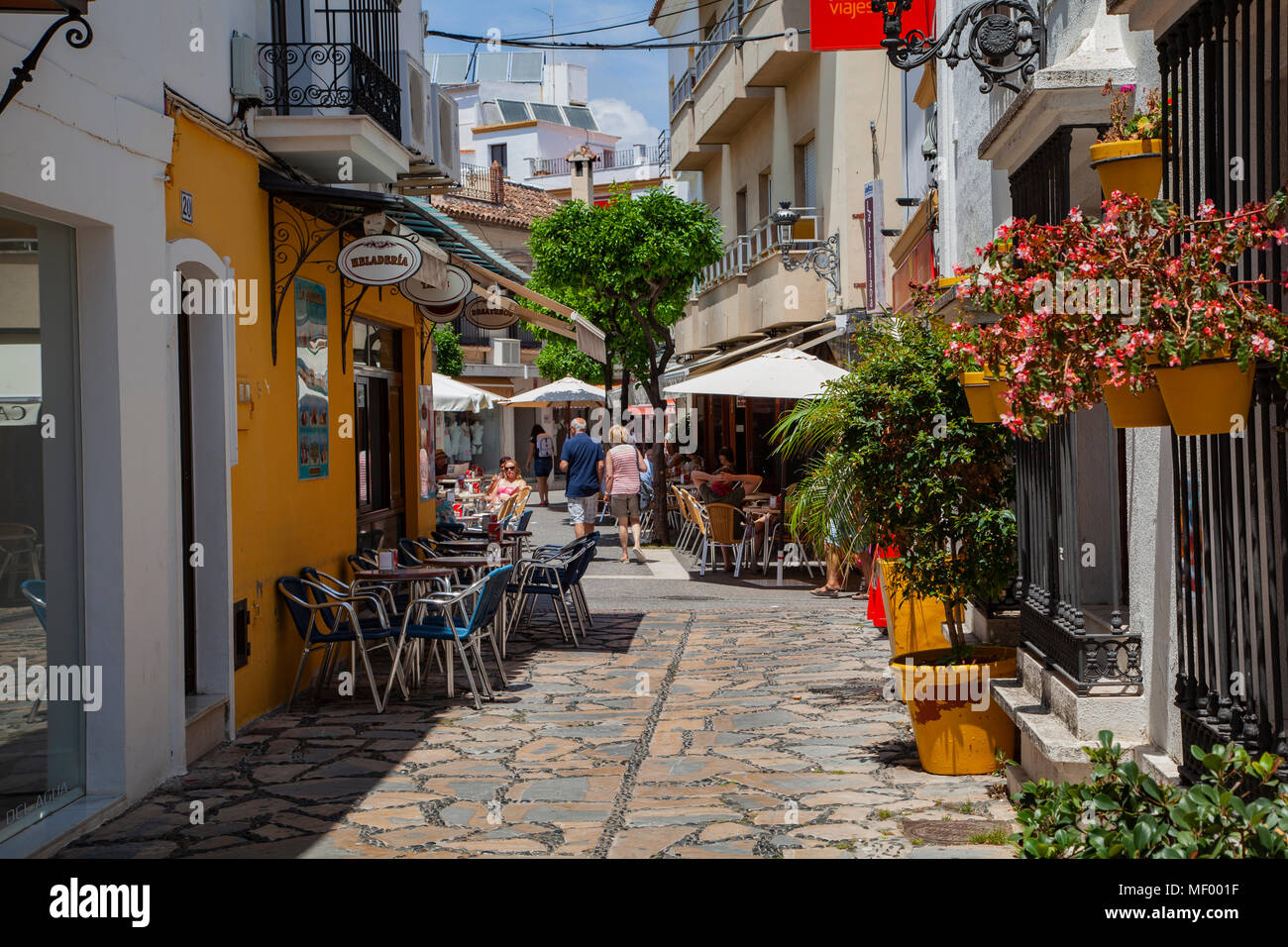 Estepona, Malaga, Spanien: Eine bunte Straße Szene: Touristen durchsuchen Sie das lokale Restaurants Stockfoto