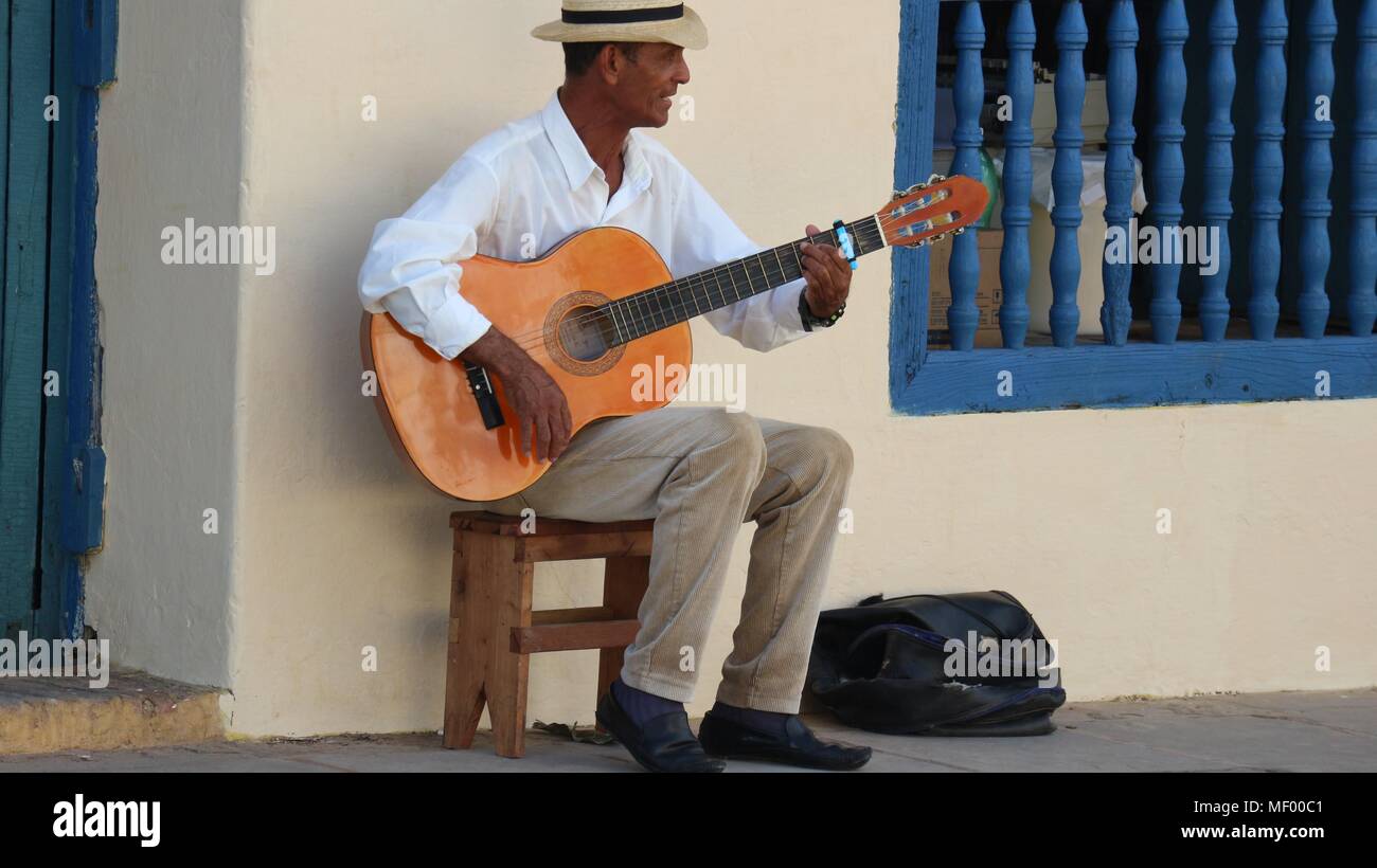 Kubanische Mann mit Hut spielen akustische Gitarre in einem Marktplatz, Trinidad, Kuba Stockfoto