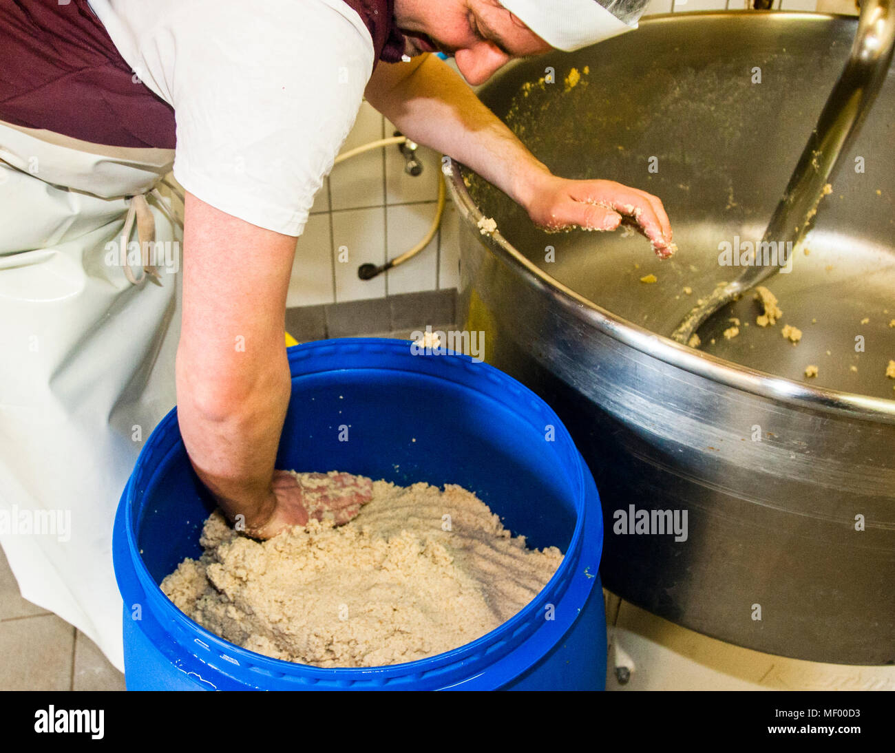 Die Fassgärung orientiert sich an den Jahreszeiten. Auch die Außentemperatur spielt eine Rolle. Miso, traditionelle japanische Würze, hergestellt in Deutschland, handwerkliche Herstellung des ersten deutschen Miso, hergestellt in Schwarzwald, Deutschland Stockfoto