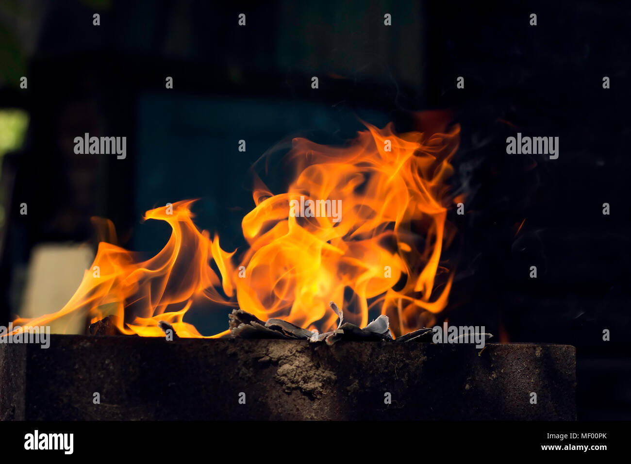 Feuer im Grill öffnen Stockfoto