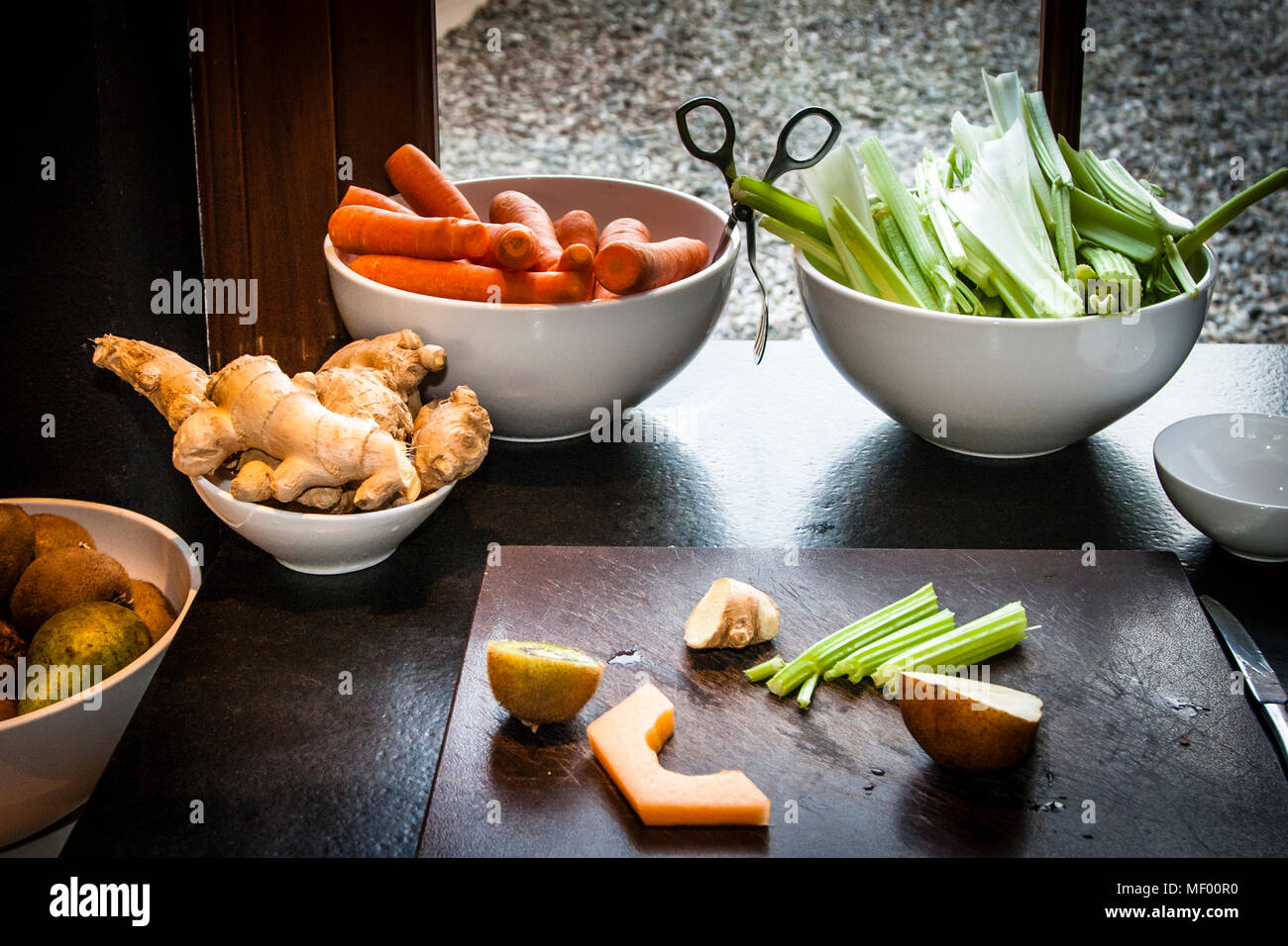 Gesundes Frühstück, Zutaten für einen Entsafter, frisches Gemüse Saft wie Ingwer, Karotten, Sellerie und Melone Stockfoto