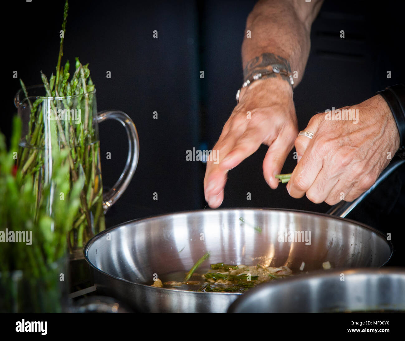 Futter und Zubereitung von wildem Spargel. Eine Delikatesse in der Toskana, Italien, pricious und selten wie Trüffel Stockfoto