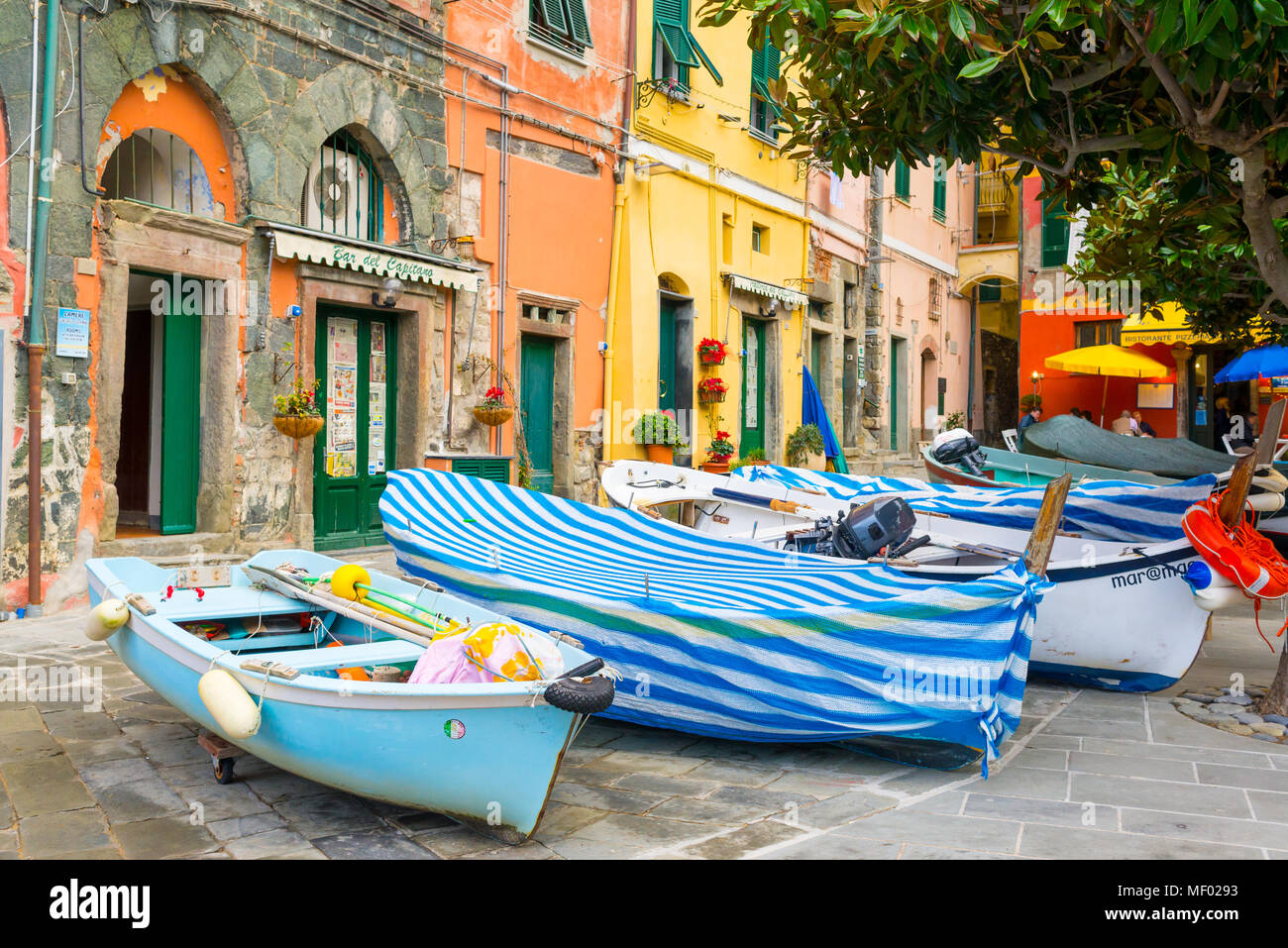 Vernazza, Ligurien, Italien - Dezember 2017: bunte Fischerboote in der Altstadt von Vernazza, berühmten und charmanten Fischerdorf am Meer, CinqueTe Stockfoto
