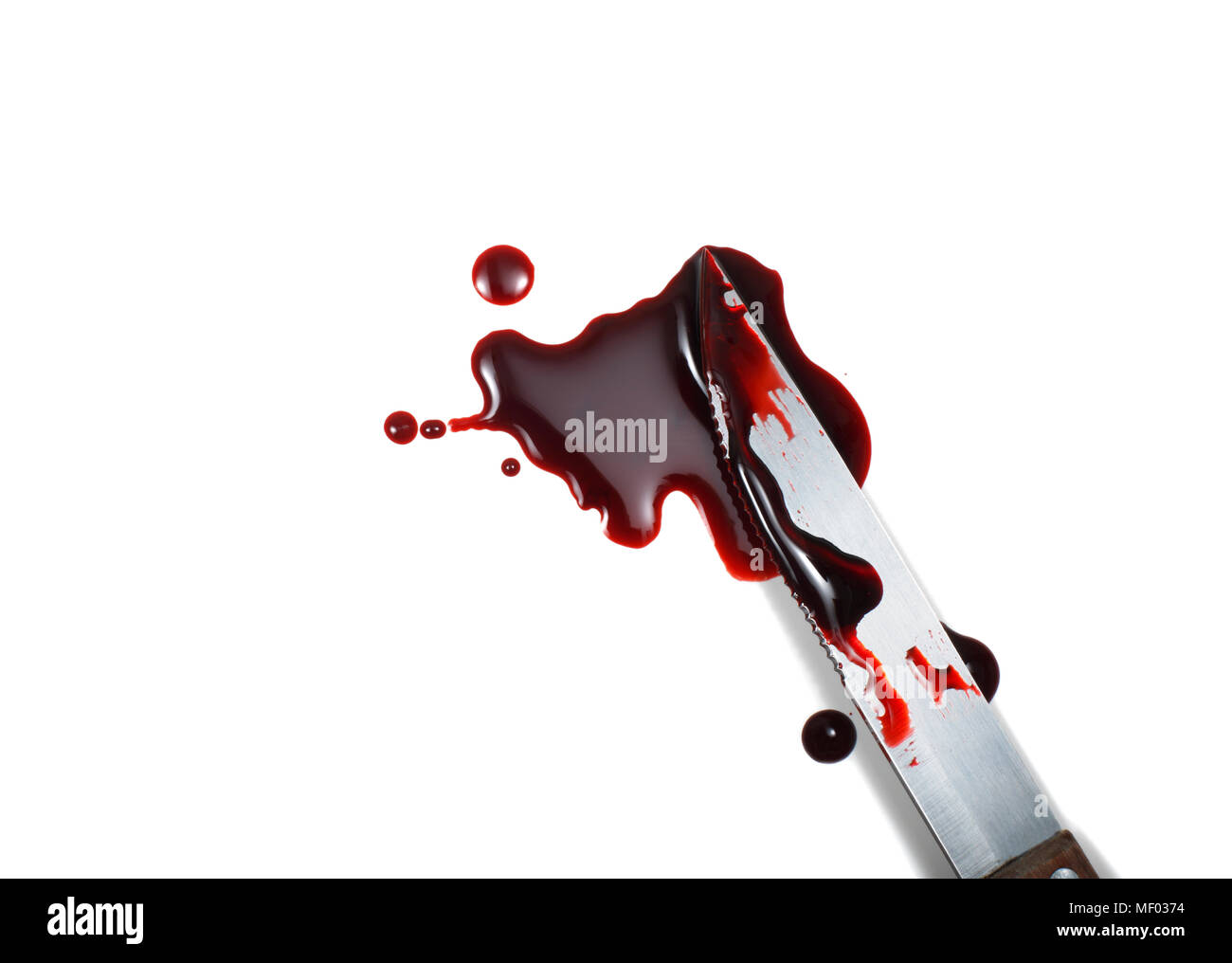 Blutiges Messer auf weißem Hintergrund Stockfoto