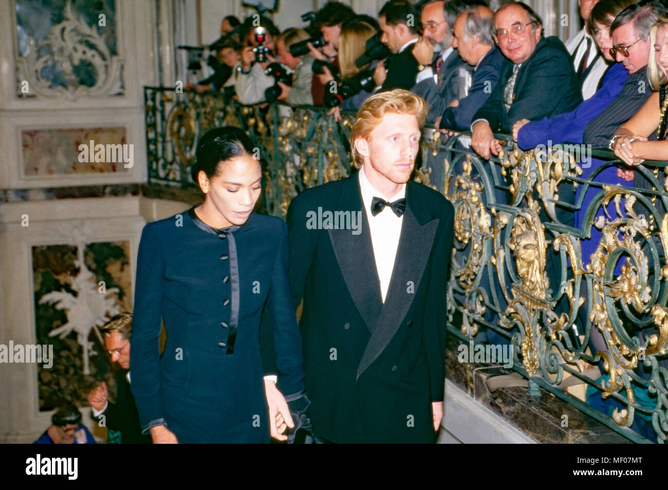 Königin Elizabeth II. zu 206 in Deutschland, hier beim Abendempfang auf Schloss Brühl, hier als Gast Tennisspieler Boris Becker und Frau Barbara, 1992. Königin Elizabeth II. bei einer Abendveranstaltung in Bruehl schloss, als Gäste: Tennis champion Boris Becker mit seiner Frau Barbara, Deutschland 1992. Stockfoto