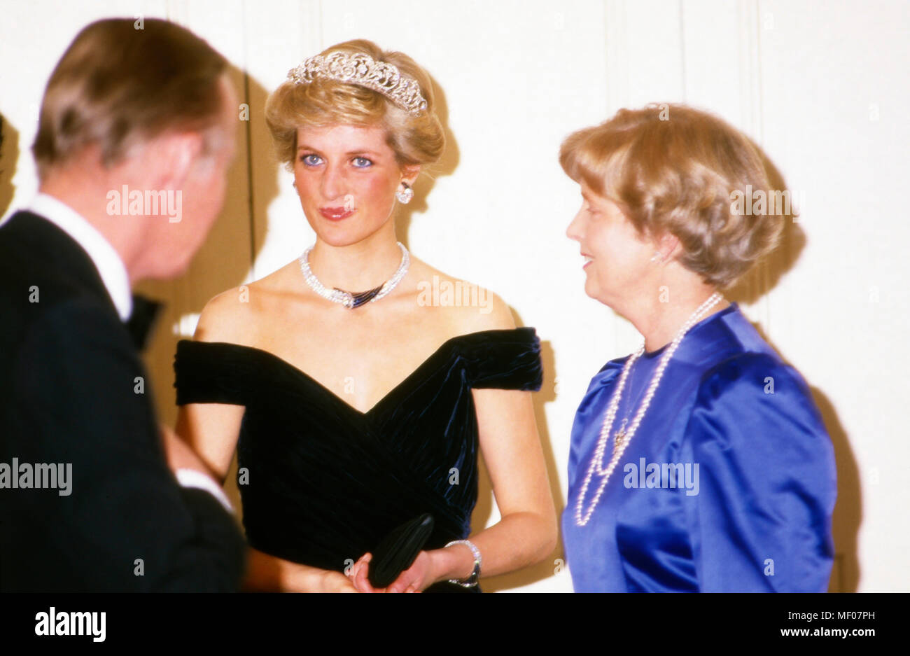 Prinz Charles und Prinzessin Diana zu 206 in Deutschland, hier beim Abendempfang mit Marianne von Weizsäcker, 1987. Prinz und Prinzessin von Wales Deutschland besuchen, hier bei einer Abendveranstaltung mit Marianne von Weizsaecker, 1987. Stockfoto