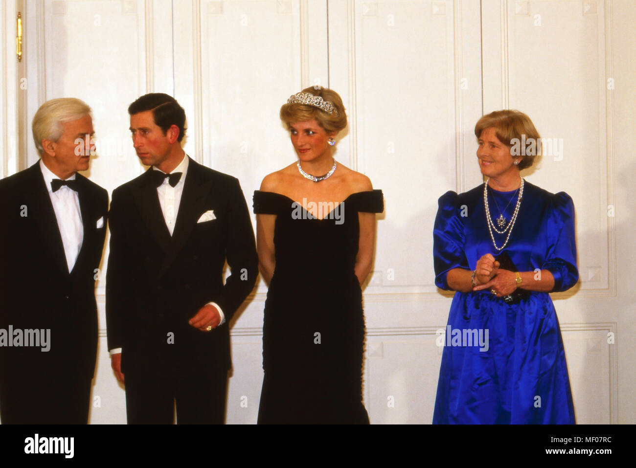 Prinz Charles und Prinzessin Diana zu 206 in Deutschland, hier beim Abendempfang mit Bundespräsidenten Richard und Marianne von Weizsäcker, 1987. Prinz und Prinzessin von Wales Deutschland besuchen, hier bei einer Abendveranstaltung mit Richard und Marianne von Weizsaecker, 1987. Stockfoto