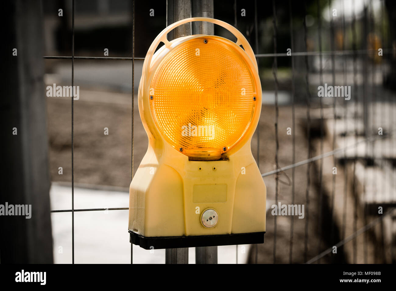 Baustelle Kontrolllampe leuchtet orange Zaun Stockfoto