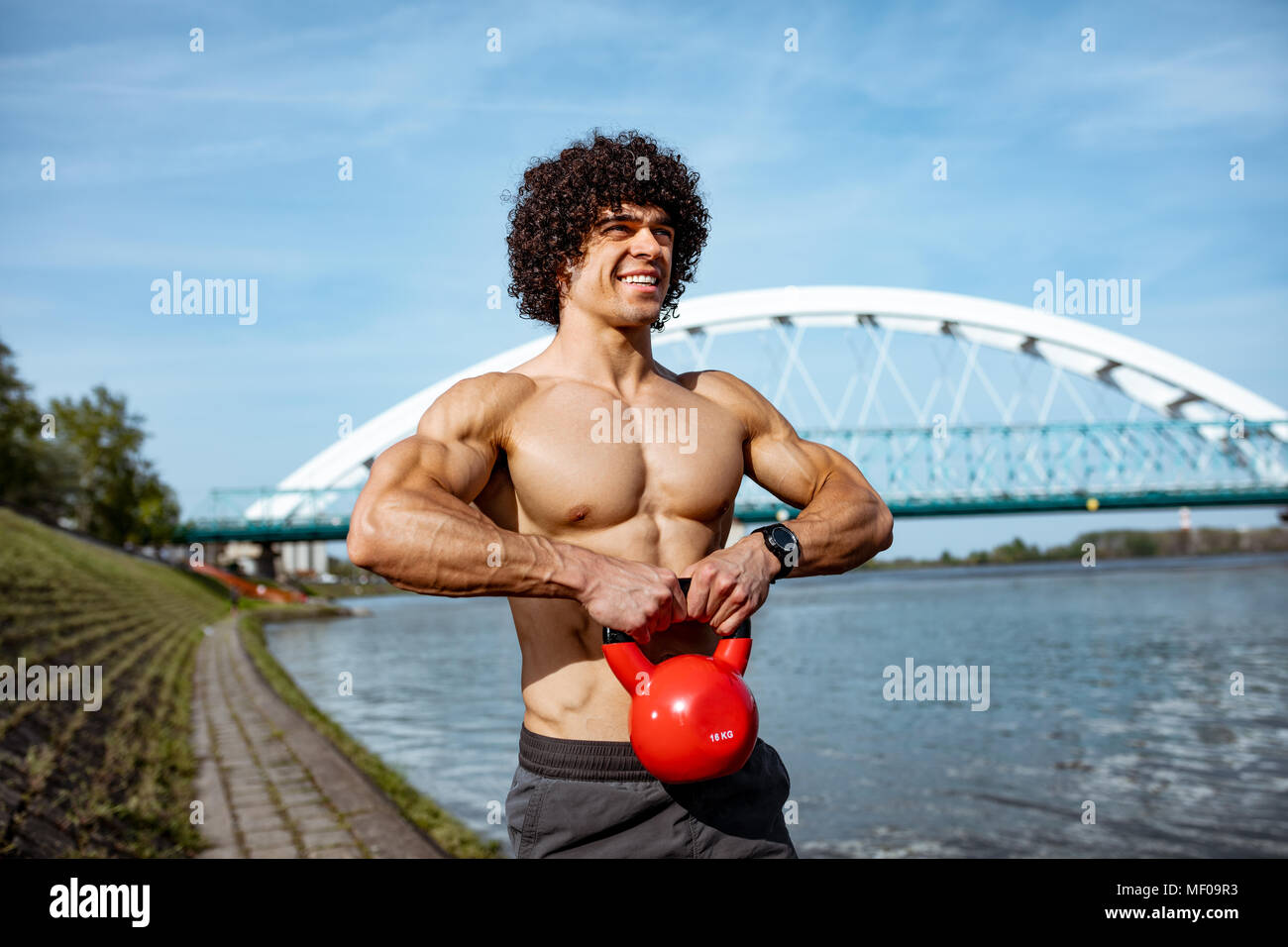 Bodybuilder mit Six Pack, perfekte ABS, Schultern, Bizeps, Trizeps und  Brust tut gut geeignet sind Körper Training mit kettlebell, in der Nähe des  Flusses Stockfotografie - Alamy