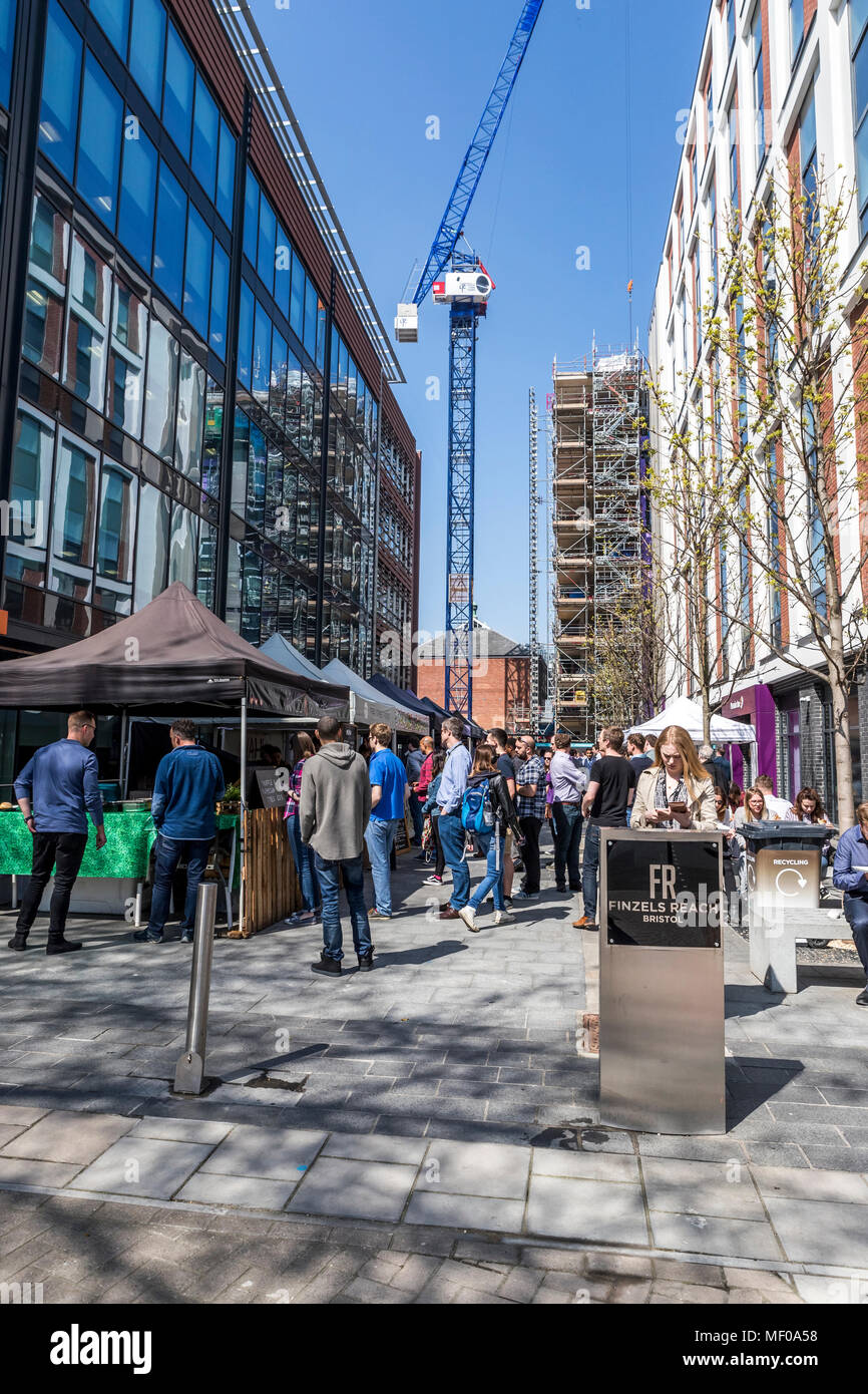 Mitarbeiter sammeln für das Mittagessen Zeit Street Food am Finzels erreichen Street Food Markt jeden Freitag statt. Bristol. Großbritannien Stockfoto