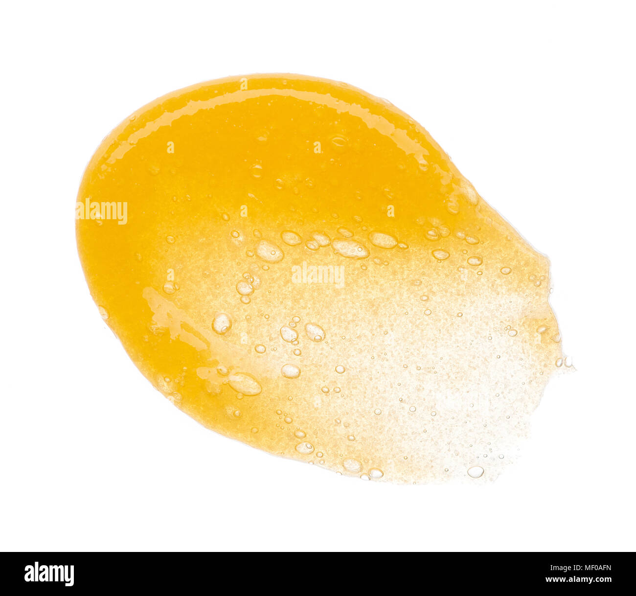 Abstrich von orange Sugar Scrub für Körper und Lippen sind isolded auf einem weißen Hintergrund. Textur von kosmetischen Peeling orange Farbe Stockfoto