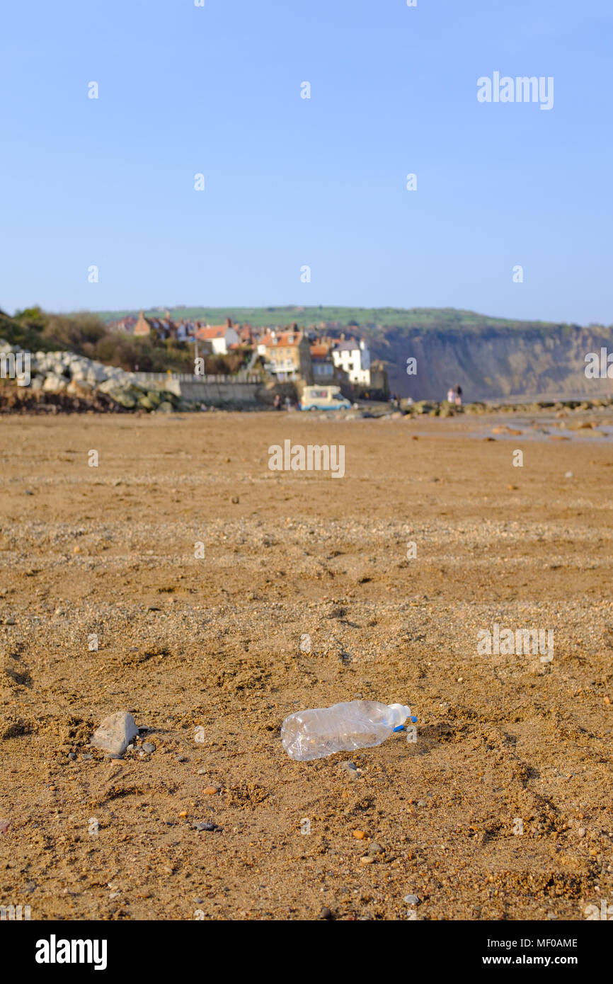 ROBIN HOOD'S BAY, 21. APRIL: Kunststoff Trinkflasche auf Robin Hood's Bay Beach verworfen. In Robin Hood's Bay, England. April 2018 21. Stockfoto