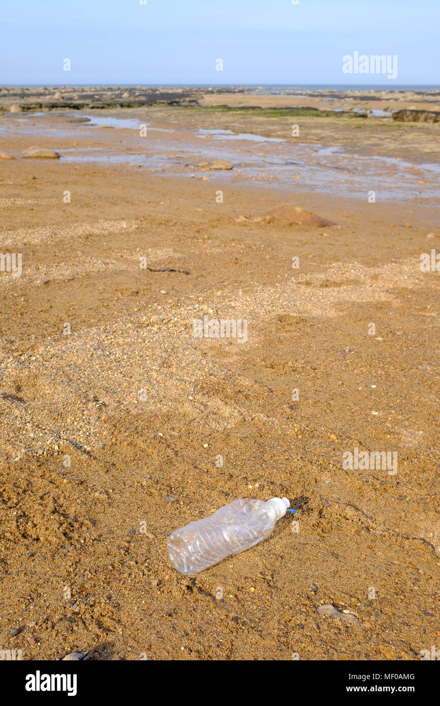 Kunststoff Trinkflasche auf einem Britischen Strand verworfen. Stockfoto