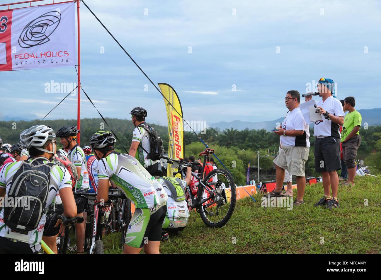 Unterrichtung durch den Veranstalter der PCC spezialisierte Presidential Ride Mountainbike Wettbewerb 2013 an Semenyih, Malaysia. Stockfoto