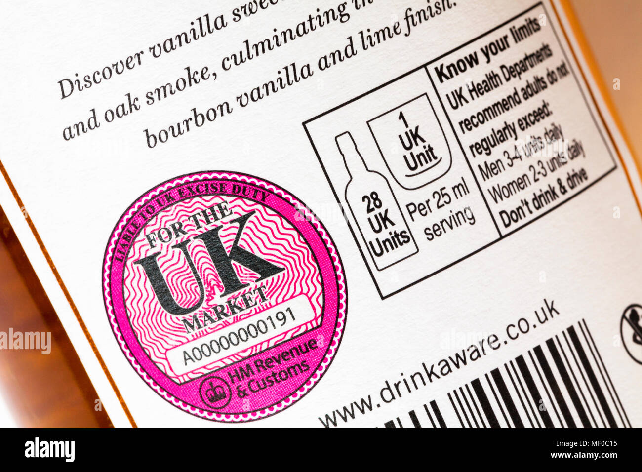 Haftet an britische Verbrauchsteuer für den britischen Markt & kennen ihre Grenzen Informationen über Flasche Bowmore Keine 1 Islay Single Malt Scotch Whisky Stockfoto