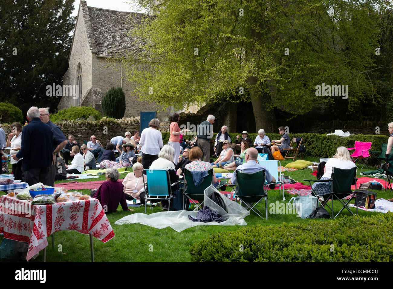 Englische Kirche Picknick Stockfoto