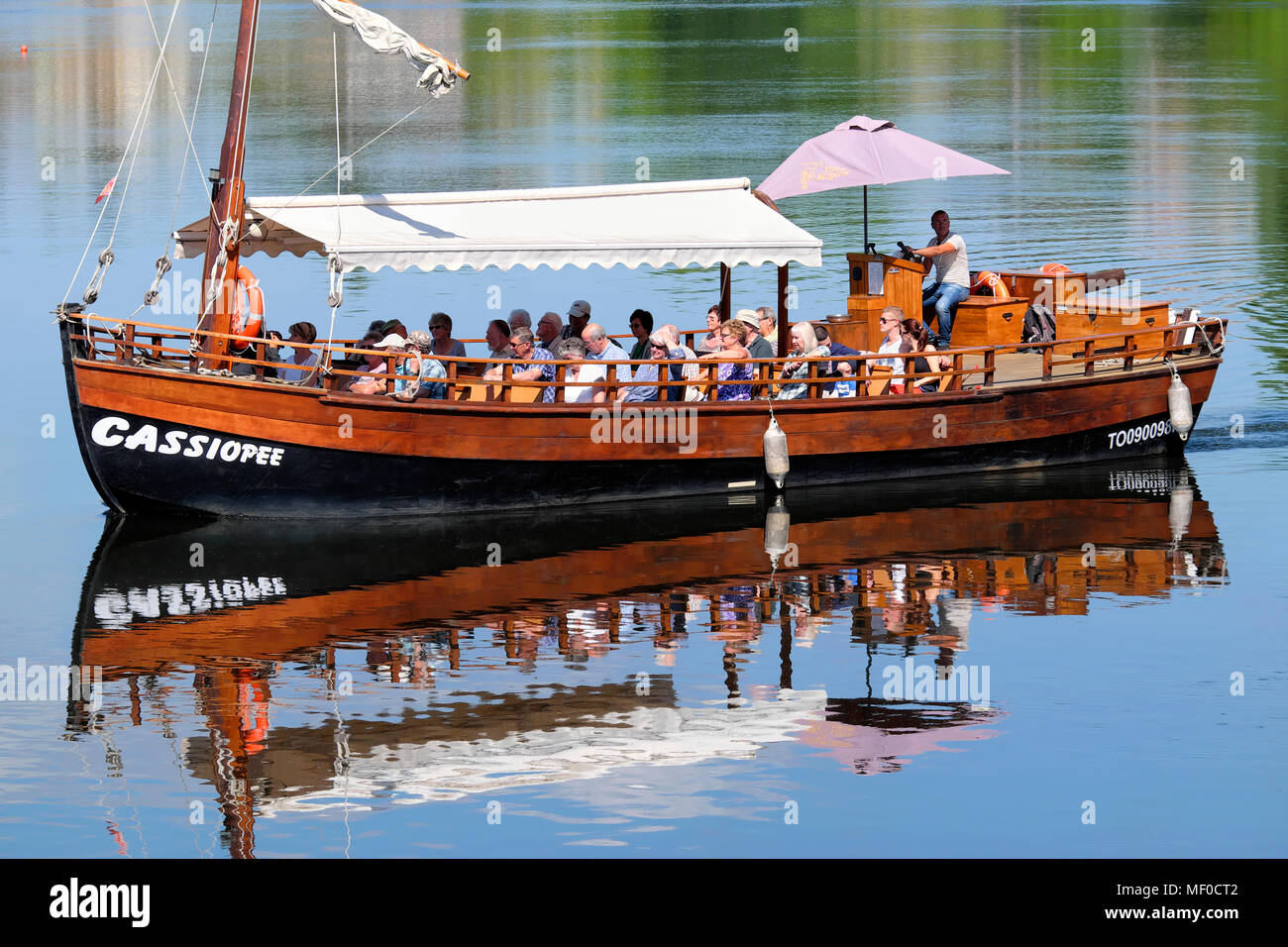Traditionelle barge Bootsfahrt auf dem Fluss Dordogne, Bergerac, Nouvelle-Aquitaine, Frankreich Stockfoto