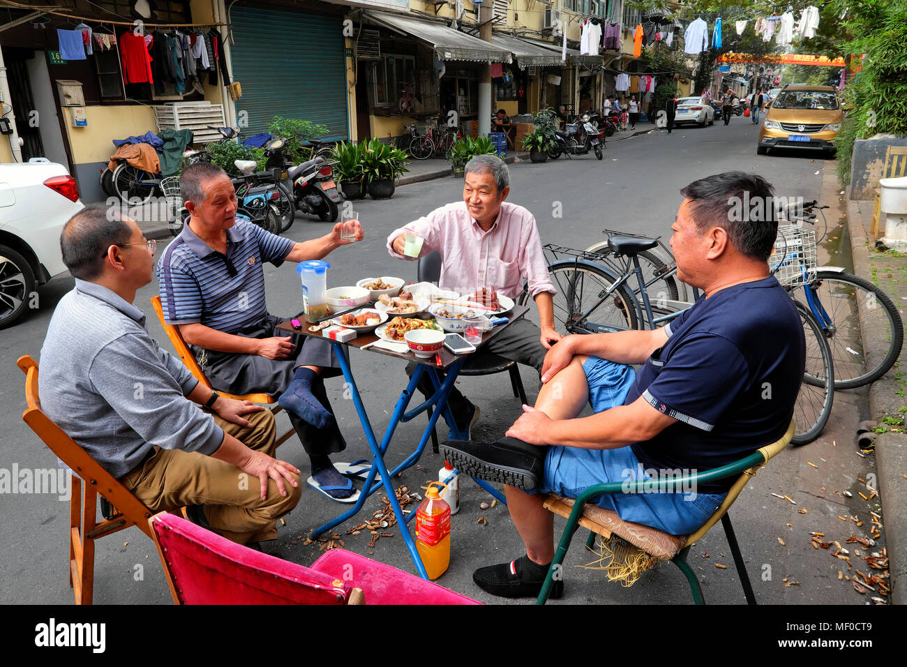 Freunde genießen Sie zum Mittagessen im Freien, Dongtai Road, Shanghai, China Stockfoto