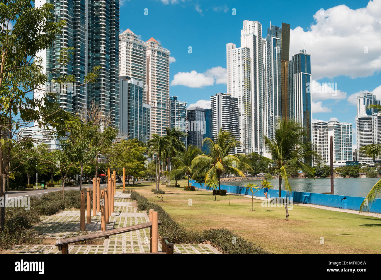 Öffentlicher Park und die Skyline an der Uferpromenade in Panama City - Avenida Balboa Stockfoto