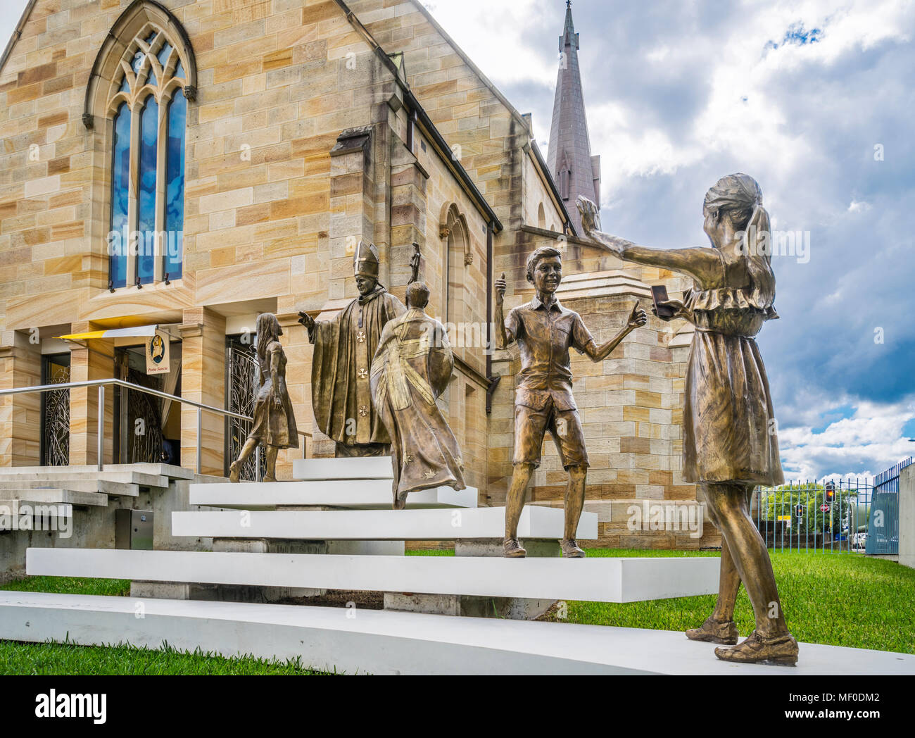 Bronce Denkmal für Papst Johannes Paul II., umgeben von jungen Menschen, entworfen von sulptress Linda Klarfeld, St Patrick's Cathedral, Parramatta, größere Wir Stockfoto