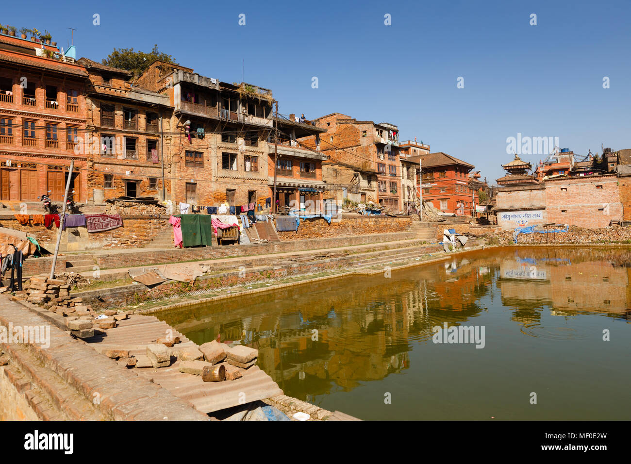 BHAKTAPUR, Nepal - November 15, 2016: traditionellen nepalesischen newar Häuser in der Nähe des grünen Teich in Bhaktapur, Nepal Stockfoto