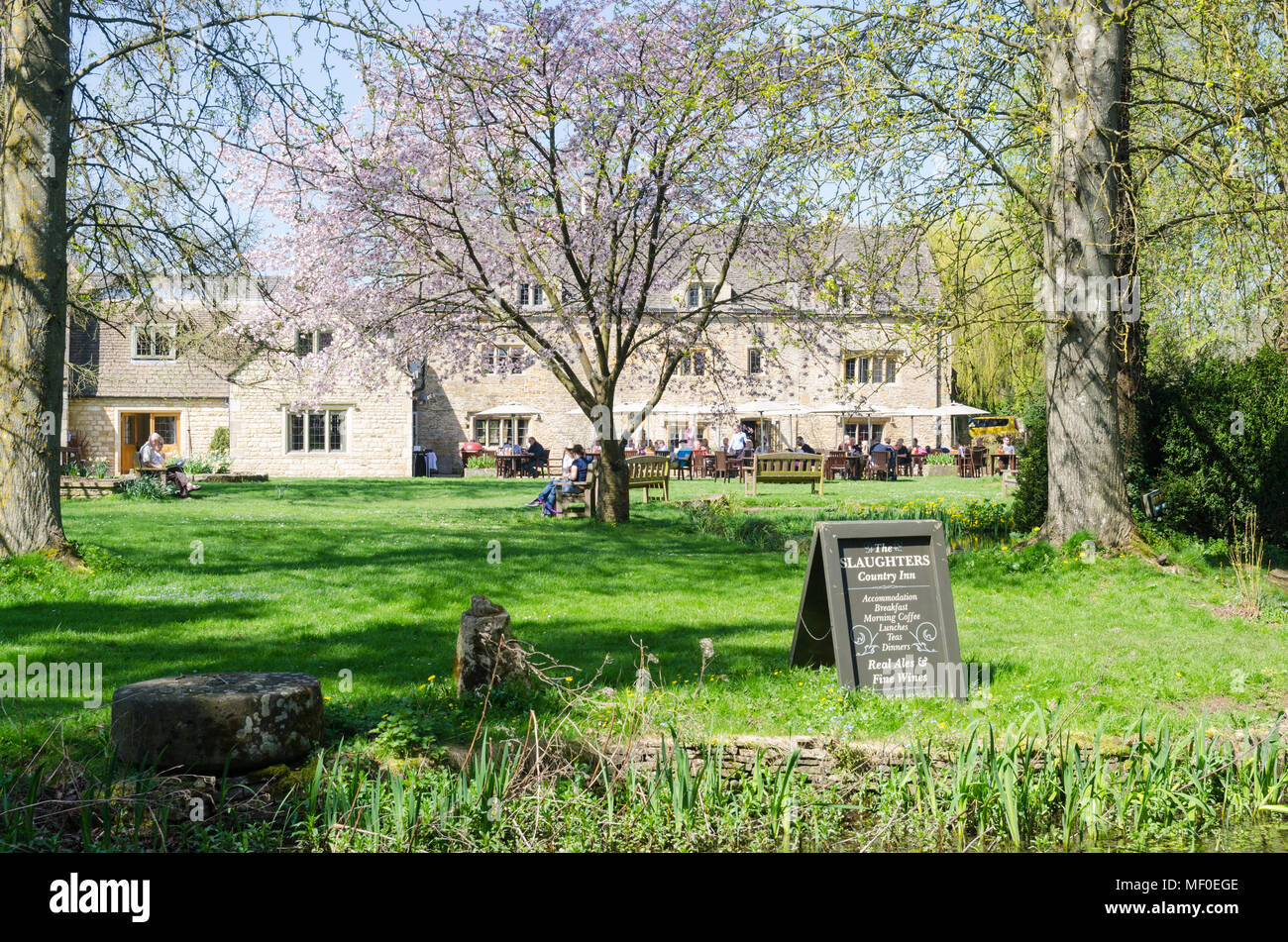 Die Schlachtungen Country Inn Pub in dem hübschen Dorf Cotswold Lower Slaughter in Gloucestershire, VEREINIGTES KÖNIGREICH Stockfoto