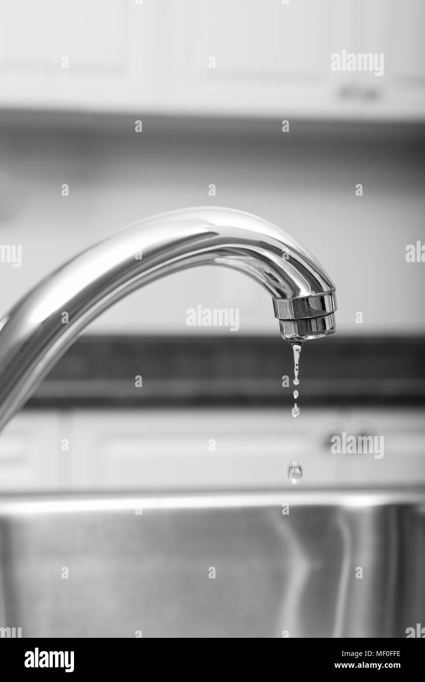 Küche Wasserhahn tropft Stockfoto