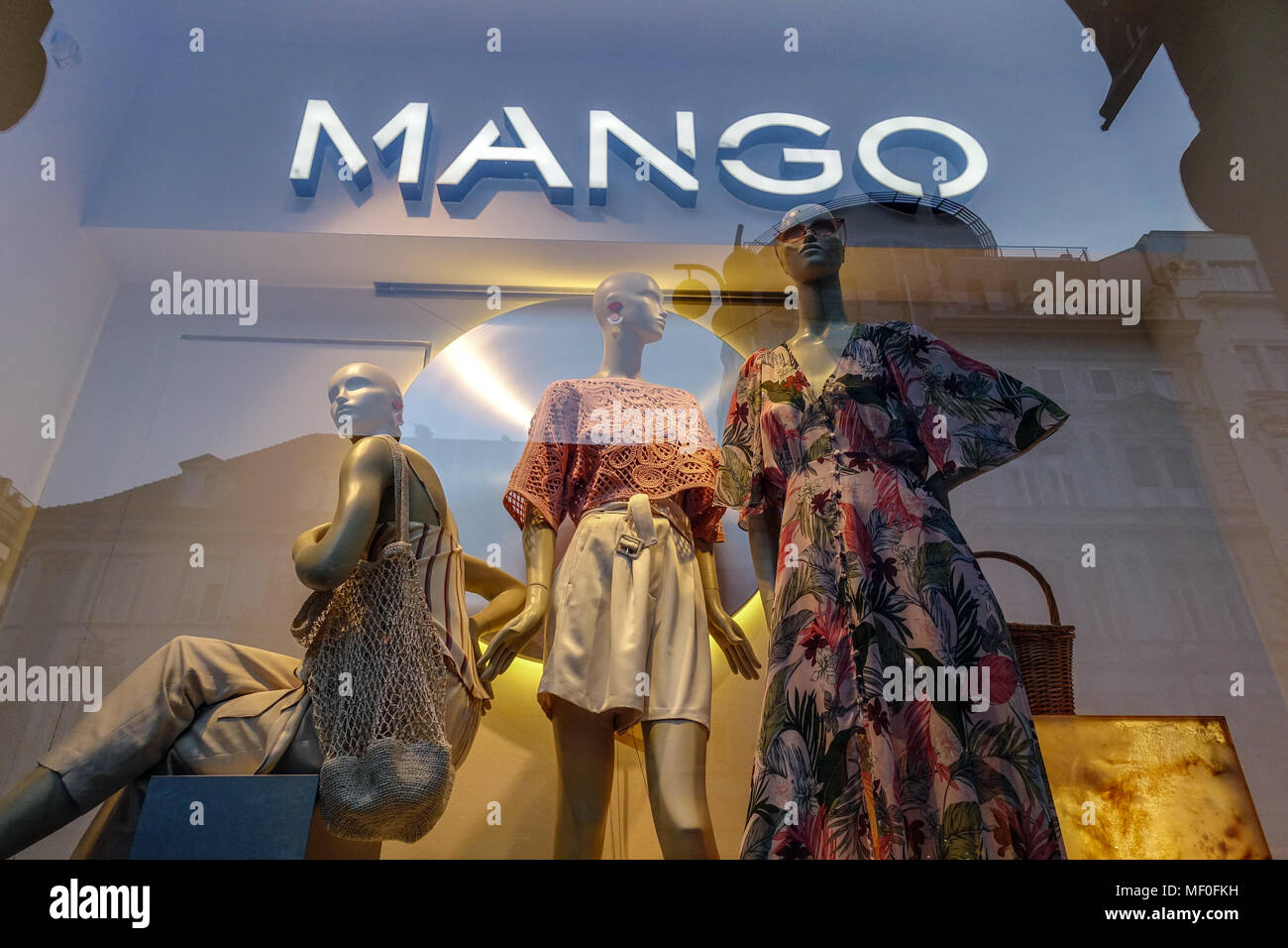 Luxus-Geschäft Schild Schaufenster Mango, Na Prikope Straße, Prag, Tschechische Republik Stockfoto