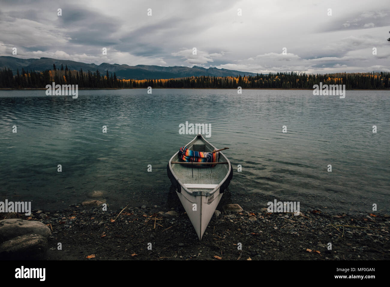 Kanada, British Columbia, Boya Lake, Boya Lake Provincial Park, Kanu Stockfoto