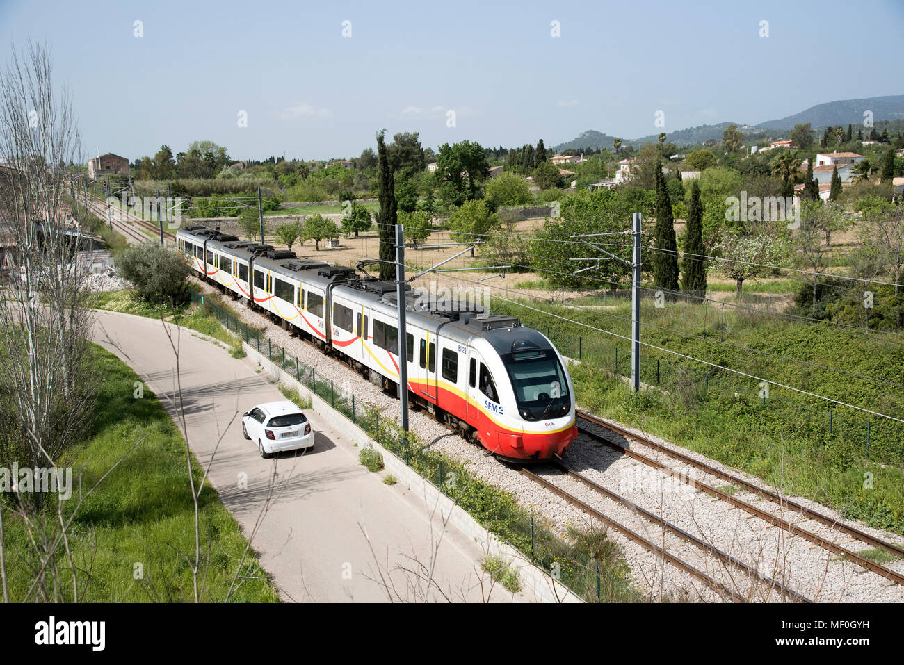 Binissalem in der zentralen Ebene, Mallorca, Balearen, Spanien. Moderne elektrische Personenzug durch die Landschaft rund um Binissalem Stockfoto