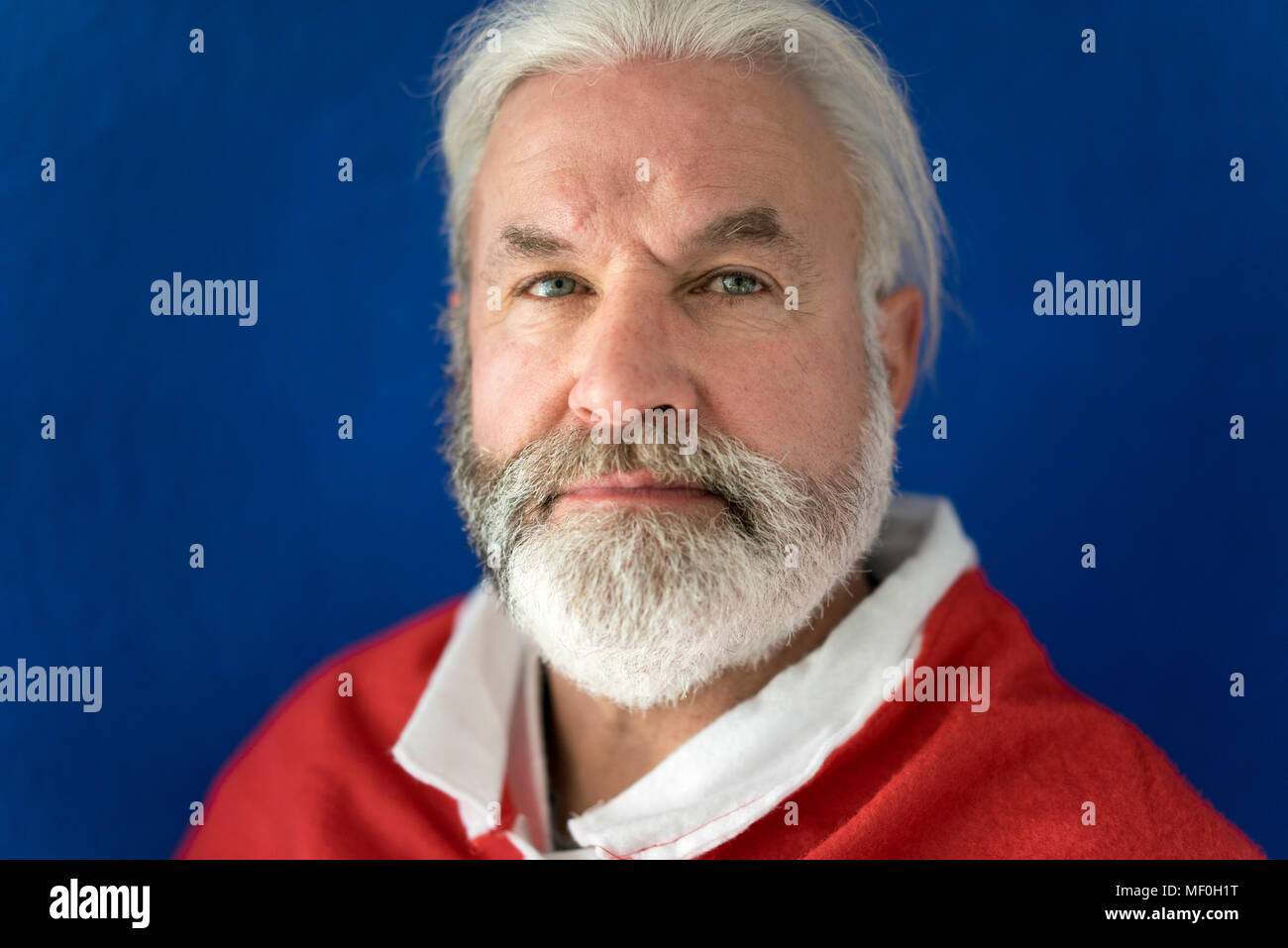 Portrait von bärtigen reifer Mann, Santa Kostüm Stockfoto